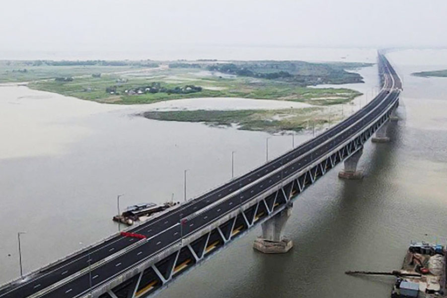 বাংলাদেশ সেতু কর্তৃপক্ষ জানিয়েছেন, সেতুতে যান চলাচল শুরুর পর থেকে রোজই কোটি টাকার উপরে টোল আদায় হচ্ছে। 