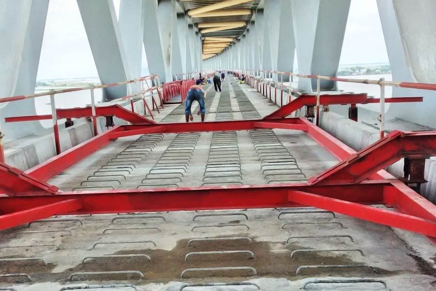  এখন পদ্মা সেতুতে প্রতি ঘণ্টায় ১,২০০ গাড়ির টোল আদায় করা হচ্ছে। আধুনিক পদ্ধতি ইনস্টল করার পর এই পরিমাণ আরও বাড়বে বলে মনে করছে প্রশাসন। 