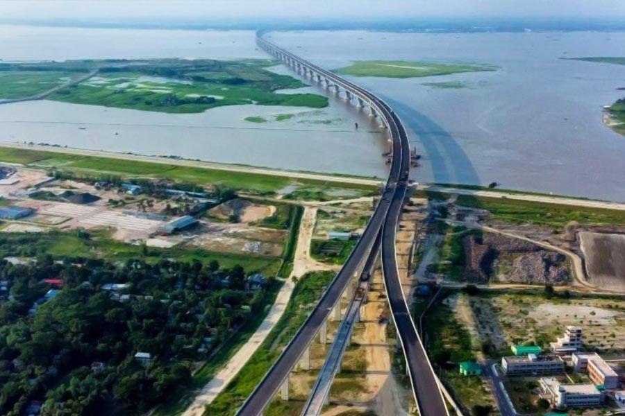 বাংলাদেশের সংবাদমাধ্যম ২৪ লাইভ নিউজপেপারের তথ্য অনুযায়ী, পদ্মা সেতু তৈরি করতে ব্যবহার করা হয়েছে বিশ্বের সবচেয়ে দামি সিমেন্ট। পদ্মা সেতুর পিলারে ‘মাইক্রো ফাইন’ নামে যে সিমেন্ট ব্যবহার করা হয়েছে, তার বস্তাপ্রতি খরচ ১৫ হাজার টাকা। অস্ট্রেলিয়া থেকে এই সিমেন্ট আনা হয়েছিল।