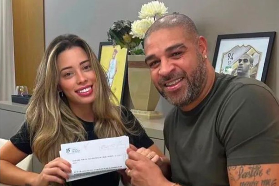 বিয়ের নথি হাতে স্ত্রী মাইকেলার সঙ্গে কয়েক দিন আগে এই ছবি সমাজমাধ্যমে দেন আদ্রিয়ানো।