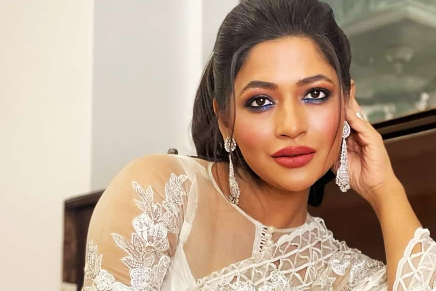 চিকিৎসা বিজ্ঞানের ছাত্রী ছিলেন। পড়াশোনার প্রতি তাঁর বরাবরের টান। নায়িকার দাবি, বিবাহিত জীবনে চূড়ান্ত অত্যাচার সহ্য করতে হয়েছিল তাঁকে। এক সাক্ষৎকারে তিনি বলেন, “স্বামী জোর করে শারীরিক সম্পর্ক স্থাপন করতেন। যা ভাল না লাগলেও আমায় সহ্য করতে হয়।”