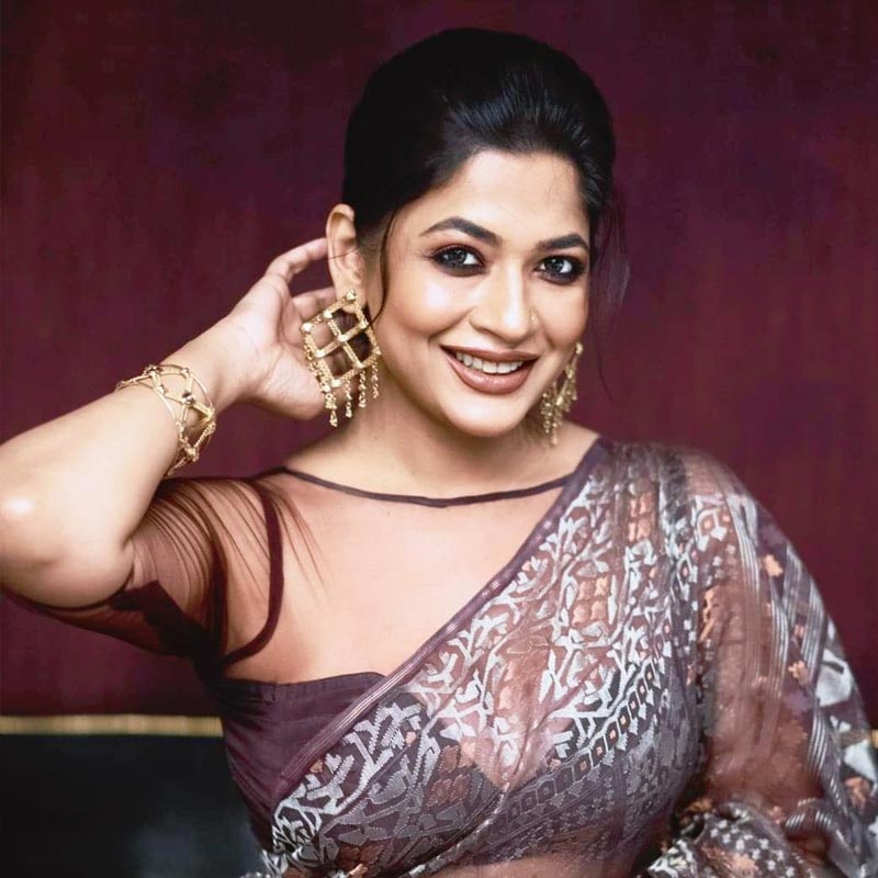  সায়রা জন্মানোর আগে থেকেই ছোট পর্দায় জনপ্রিয় মুখ বাঁধন। সৌন্দর্য প্রতিযোগিতায় অংশ নেওয়ার পর থেকেই দর্শকের নজরে আসেন। ঝুলিতে বহু বহু ধারাবাহিক। 