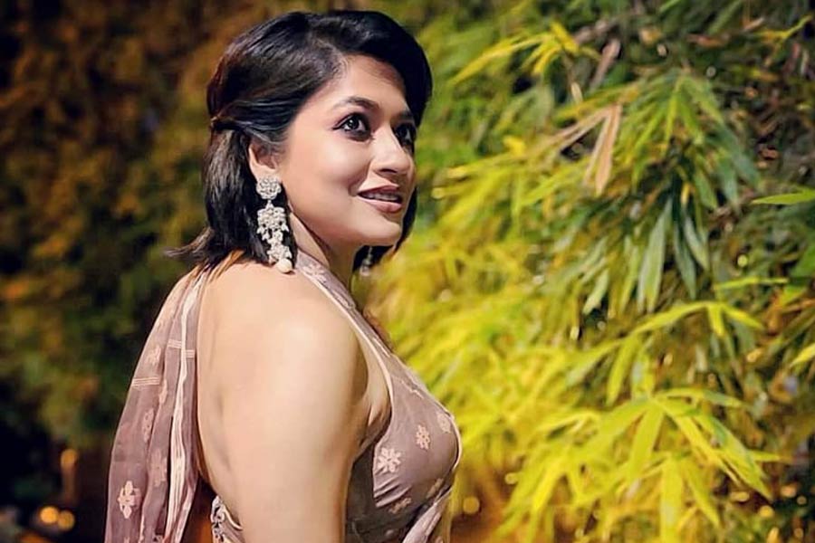 বিদেশের মাটিতে আড়ংয়ের জামদানিতে নায়িকার লুক নজর কেড়েছিল সকলের। বাংলাদেশের ঐতিহ্য তুলে ধরেছিলেন গোটা বিশ্বের সামনে। 