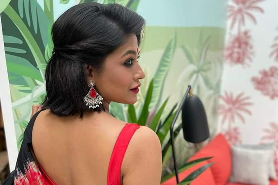 বিদেশি চলচ্চিত্র উৎসবে নায়িকা কোনও পেশাদার রূপটান শিল্পীকে নিয়ে যাননি তাঁর সঙ্গে। নিজের মেক আপ নিয়ে তিনি বরাবরই আত্মবিশ্বাসী। তাই সেই বিশেষ দিনেও নিজের মতো করে সেজে উঠেছিলেন বাঁধন। 