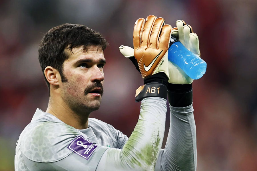 গোলরক্ষক হিসাবে অ্যালিসনের জনপ্রিয়তা গোটা বিশ্বে।