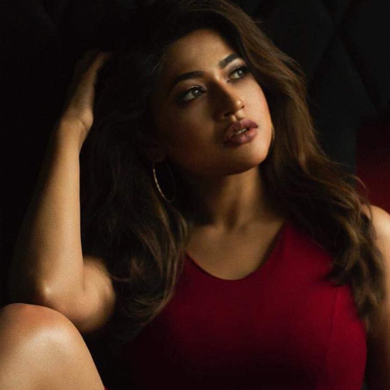 নায়িকার এই সাফল্যে এখন চাপা পড়ে গিয়েছে সেই কষ্টের দিনগুলো। একটা সময় পড়াশোনা করার অধিকারও ছিল না অভিনেত্রীর। সে যেন সব বিভীষিকাময় দিন! নিজের বন্ধুদের সঙ্গেও কোনও যোগাযোগ ছিল না তাঁর। অতি কষ্টে নাকি পালিয়ে এসেছিলেন। 