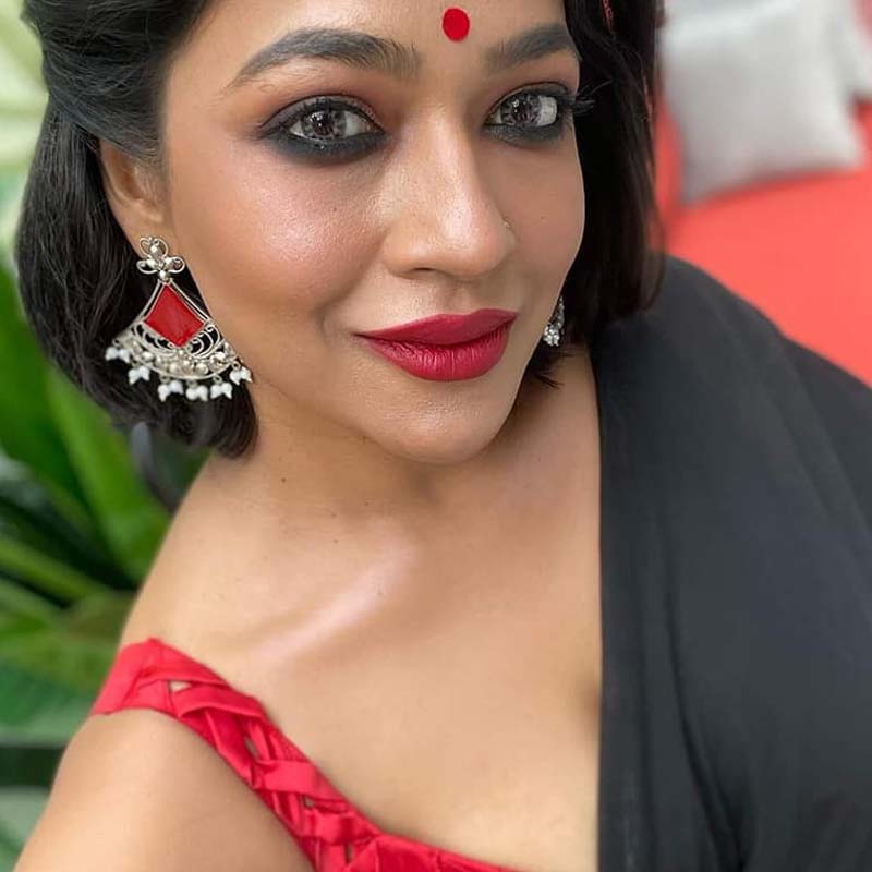 সন্তান যাতে বাবার স্নেহ থেকে বঞ্চিত না হয়, তাই জন্য বিচ্ছেদের পরও প্রাক্তন স্বামীর সঙ্গে সুসম্পর্ক রেখে চলার চেষ্টা চালিয়ে যান অভিনেত্রী। তাই শত ঝামেলার পরও ৩ জন একসঙ্গে ঘুরতে গিয়েছিলেন মালয়েশিয়া।