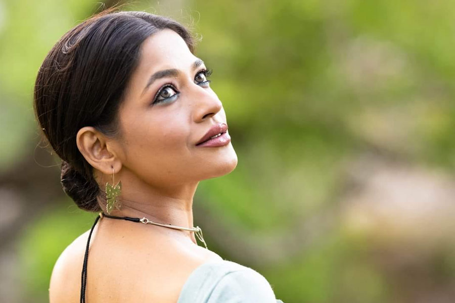  এই সিদ্ধান্ত নেওয়ার পর আবার আরও এক ধাক্কার সম্মুখীন হতে হয় তাঁকে। নায়িকার স্বামী রাজি হয়ে গিয়েছিলেন। বিয়ের সমস্ত ব্যবস্থাও হয়ে গিয়েছিল। তার পরই ঘটে আরও ভয়ঙ্কর ঘটনা।