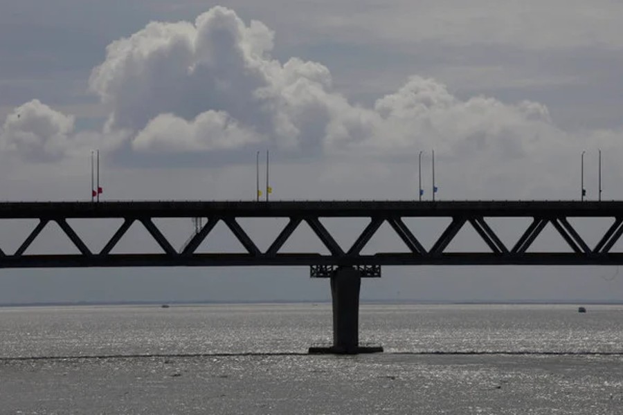 প্রথম থেকেই পদ্মা সেতু ঘিরে বাড়তি উন্মাদনা দেখা গিয়েছে ও পার বাংলার মানুষের মধ্যে। সেতুতে রেকর্ড হারে টোলও আদায় হয়েছে। জানা গিয়েছে, টোল বাবদ রোজ গড়ে ২ কোটি টাকা আয় হচ্ছে পদ্মা সেতুতে।