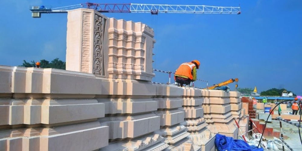 ২০২২। নির্মীয়মাণ রাম মন্দিরের সামনে দাঁড়িয়ে তিন দশক আগে ফেলে-আসা দিন আর রাতগুলোর কথা মনে পড়ছিল। 