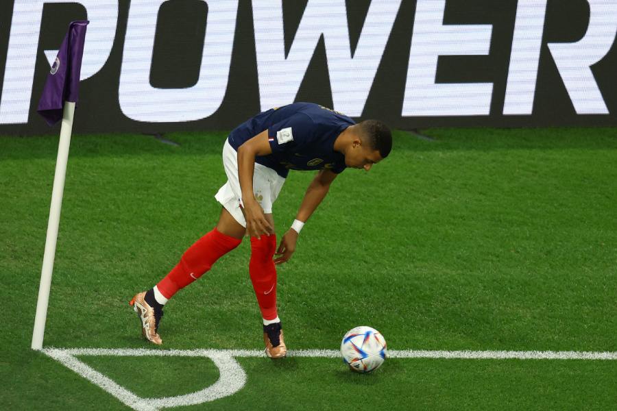 ছোট কর্নার নিচ্ছেন এমবাপে।