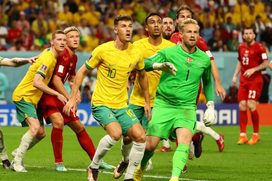 ড্যানিশরা লম্বা হওয়ায় উচ্চতার সুবিধা নিয়ে বিপক্ষের বক্সে ভিড় বাড়িয়ে গোলকিপারকে চাপে রেখে দেন।