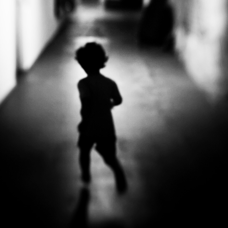 বেঁটেখাটো চেহারার জন্য সকলে তাঁকে ডাকতেন ‘পি উই’ বলে। স্কুলের ছেলেরা ঠাট্টা করত। ১১ বছর বয়সে তাই স্কুল ছাড়তে বাধ্য হয়েছিলেন তিনি।