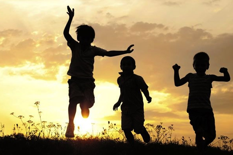 স্কুল ছাড়ার পর একটি গ্যারেজে কাজে যোগ দিয়েছিলেন গ্যাসকিনস। সেখানে তাঁর মতো আরও দুই স্কুলছুট ছেলের সঙ্গে আলাপ হয়। বন্ধুত্ব গড়ে ওঠে। তিন জন মিলে এর পর নাম লেখান অপরাধের জগতে। দলের নাম ছিল ‘দ্য ট্রাবল ট্রায়ো’।