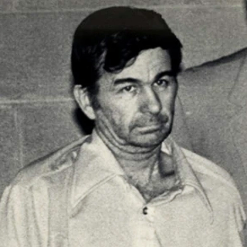 ১৩ বছর বয়সে একটি বাড়িতে ডাকাতি করতে গিয়েছিলেন গ্যাসকিনস। ধরে ফেলে ছোট্ট একটি মেয়ে। মেয়েটির মাথায় কুঠার দিয়ে আঘাত করেন তিনি। এর পর পালিয়ে যান। মেয়েটি কোনও মতে প্রাণে বাঁচে। সে-ই শনাক্ত করে গ্যাসকিনকে।