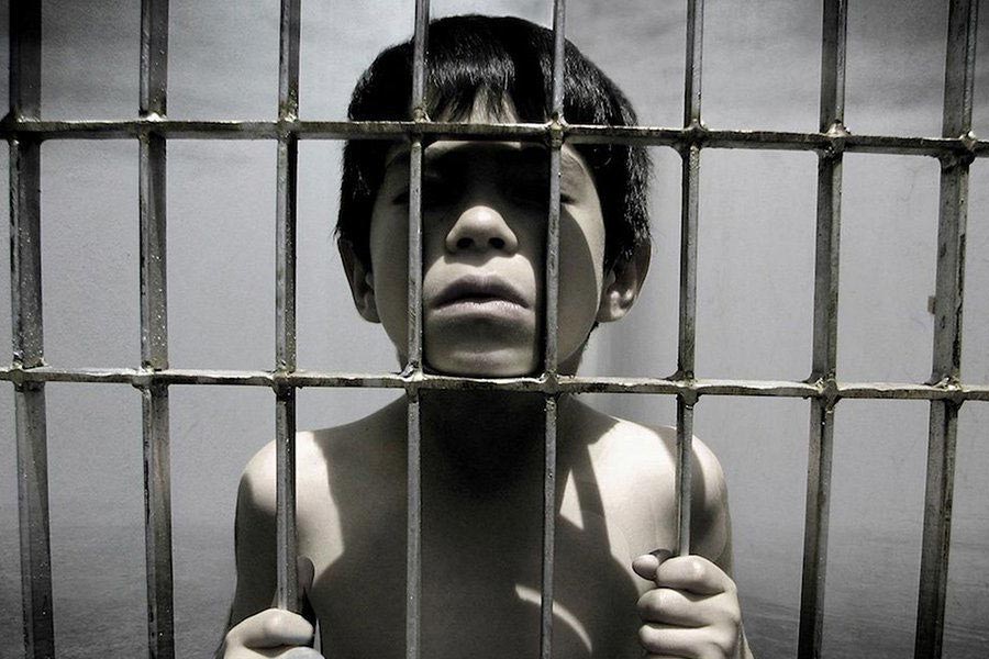 জুভেনাইল হোমে ভয়ঙ্কর অভিজ্ঞতার মুখে পড়েছিলেন গ্যাসকিনস। সেখানে তাঁকে ২০ জন ছেলে গণধর্ষণ করে। এর পর গ্যাসকিনসকে সহবাসের সঙ্গী করতে চান হোমে আবাসিকদের ‘নেতা’। প্রতিশ্রুতি দেন, তাঁর সঙ্গে নিয়মিত সহবাস করলে বাকিদের থেকে বাঁচাবেন গ্যাসকিনসকে।