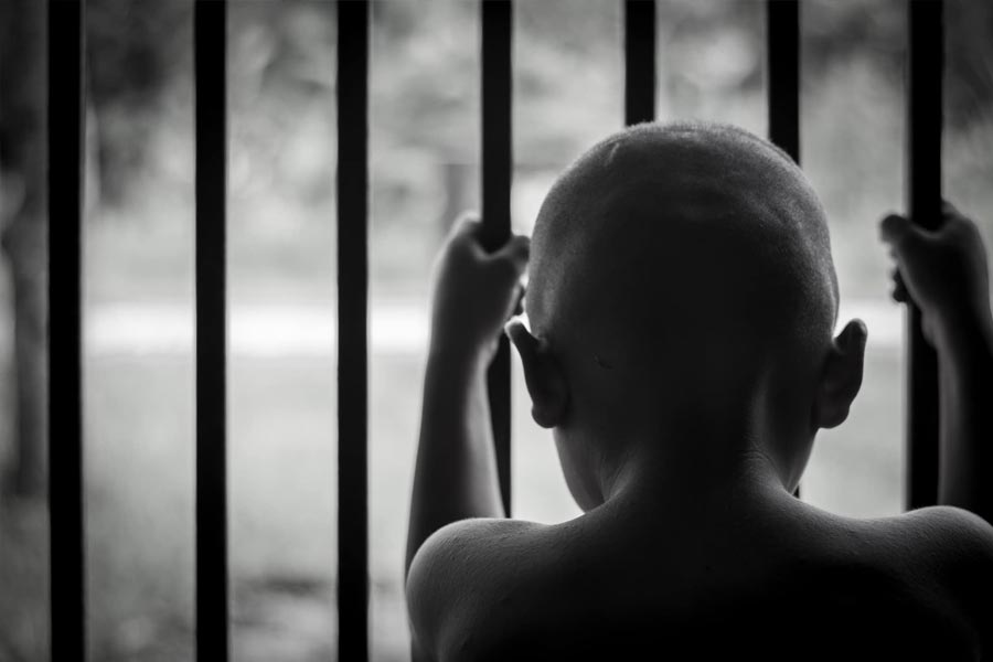 বার বার জেল থেকে পালানোর চেষ্টা করেছিলেন গ্যাসকিনস। সফলও হয়েছিলেন এক বার। পালিয়ে গিয়ে ১৩ বছরের একটি মেয়েকে বিয়ে করেছিলেন গ্যাসকিনস। তার পর নিজেই হোমে ফিরে আসেন। ১৮ বছর পর্যন্ত সেখানেই ছিলেন।