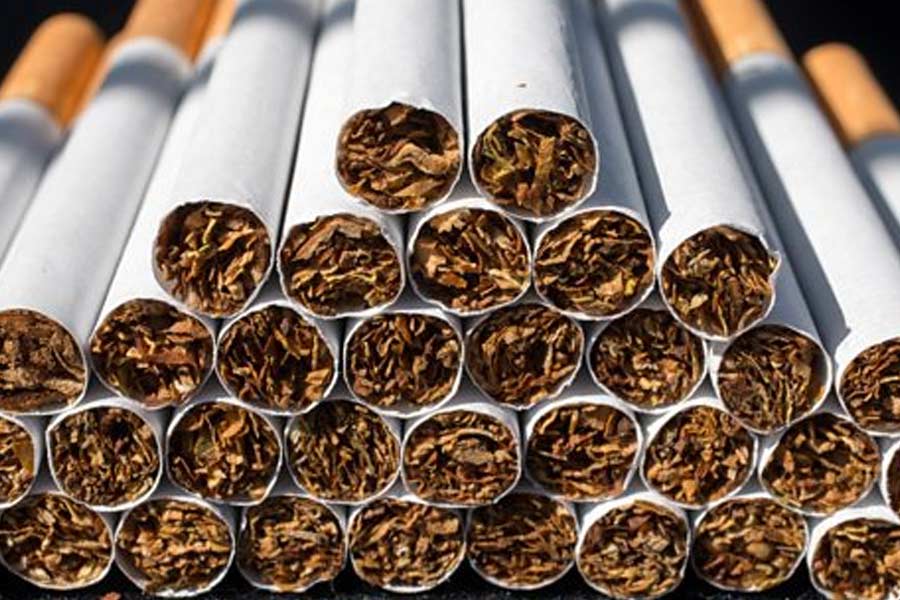 হোম থেকে বেরিয়ে একটি তামাক কারখানায় কাজ নিয়েছিলেন গ্যাসকিনস। কিছু দিনের মধ্যেই সেখান থেকে কাঁচামাল সরিয়ে অন্য জায়গায় বিক্রি করা শুরু করেন।