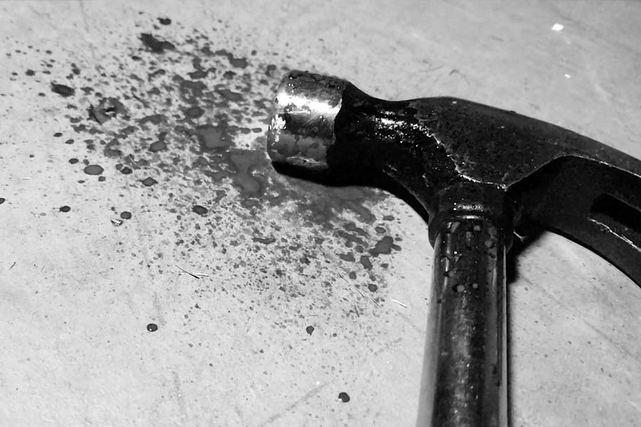 গ্যাসকিনসের চেহারা নিয়ে ঠাট্টা করেছিল এক কিশোরী। রাগে হাতুড়ি দিয়ে তার মাথা দু’ভাগ করে দেন তিনি। 