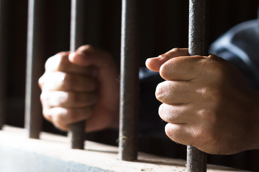 ২০ বছর ধরে বহু বার জেলে গিয়েছেন, বেরিয়েছেন। বিভিন্ন অপরাধে। ছ’মাস একা একটি কুঠুরিতেও কাটিয়েছিলেন ভয়ঙ্কর এক খুনের অপরাধে।