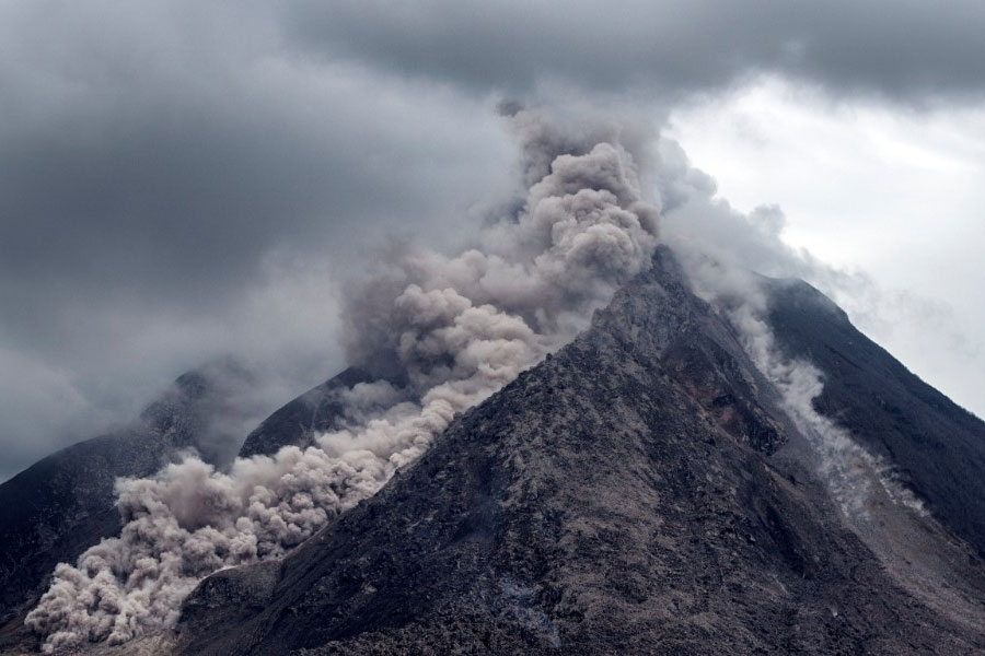 হাওয়াই দ্বীপে থাকা বিশ্বের বৃহত্তম জীবন্ত আগ্নেয়গিরি মাউনা লোয়া জেগে ওঠার দু’সপ্তাহের মধ্যে পৃথিবীর বুকে জেগে উঠেছে আরও এক সক্রিয় আগ্নেয়গিরি। ইন্দোনেশিয়ার পূর্ব জাভার মাউন্ট সেমেরু। 