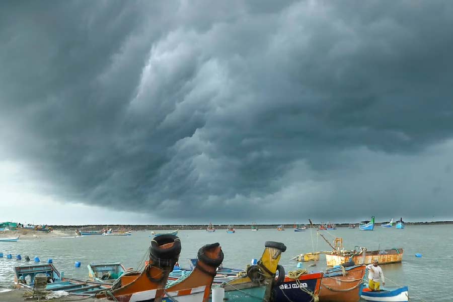 হাওয়া অফিস জানিয়েছে, দক্ষিণ-পূর্ব বঙ্গোপসাগরে তৈরি হওয়া সুগভীর নিম্নচাপ বুধবার দিনেই ঘূর্ণিঝড়ে পরিণত হতে পারে।
