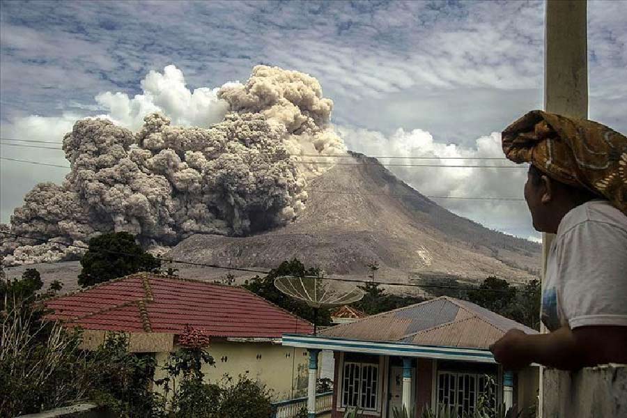 অগ্ন্যুৎপাতের কারণে পূর্ব জাভার একাধিক রাস্তা এবং বাড়িঘর লাভার ফলে সৃষ্ট ছাইয়ে ঢেকে গিয়েছে। আগ্নেয়গিরির কাছে থাকা গ্রামগুলি থেকে প্রায় দু’হাজার স্থানীয় বাসিন্দাকে সরিয়ে নিয়ে যাওয়া হয়েছে। 