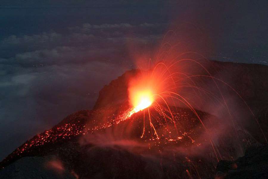 রবিবার ইন্দোনেশিয়ার দুর্যোগ ব্যবস্থাপনা সংস্থা (বিএনপিবি) থেকে একটি বিবৃতিতে বলা হয়েছে, লাভা বেরিয়ে আসার কারণে এখনও পর্যন্ত কোনও হতাহতের খবর পাওয়া যায়নি। 