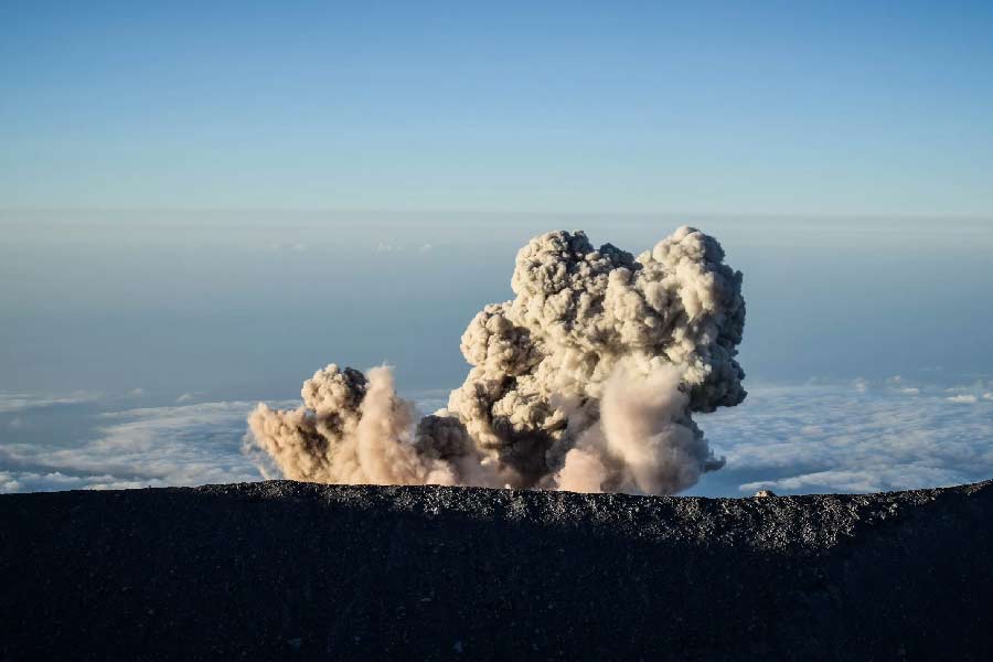 আগ্নেয়গিরির ছাই থেকে শ্বাসকষ্টজনিত রোগের ঝুঁকি কমাতে প্রায় ২০ হাজারের বেশি মাস্ক স্থানীয়দের হাতে তুলে দেওয়া হয়েছে।