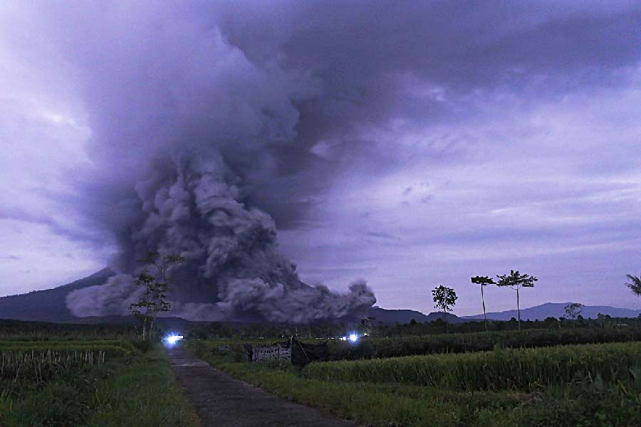  ‘ইন্দোনেশিয়াস সেন্টার ফর ভলক্যানোলডি অ্যান্ড জিওলোজিক্যাল হ্যাজার্ড মিটিগেশন’ একটি বিবৃতিতে জানিয়েছে, অগ্ন্যুৎপাতের কারণে চতুর্থ স্তরের সতর্কতা জারি করা হয়েছে।