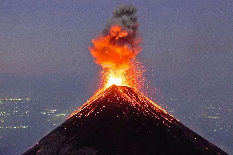 বিএনপিবি স্থানীয়দের সেমেরুর অগ্ন্যুৎপাত কেন্দ্র থেকে কমপক্ষে ১৭ কিলোমিটার দূরে থাকার জন্য সতর্কতা জারি করেছে।