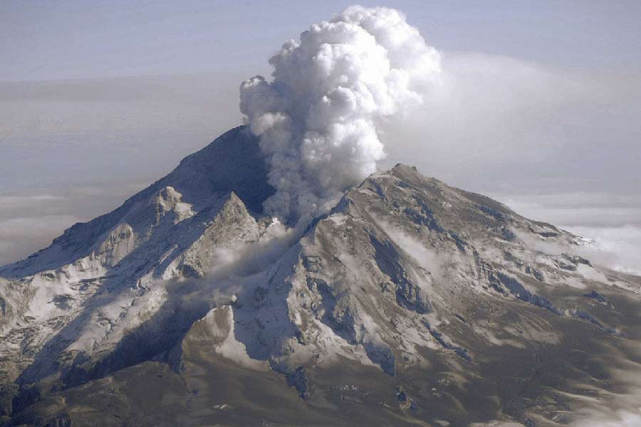 এ-ও জানানো হয়েছে আগ্নেয়গিরির ছাই কেন্দ্রস্থল থেকে ১২ কিলোমিটার পর্যন্ত ছড়িয়ে পড়েছে।