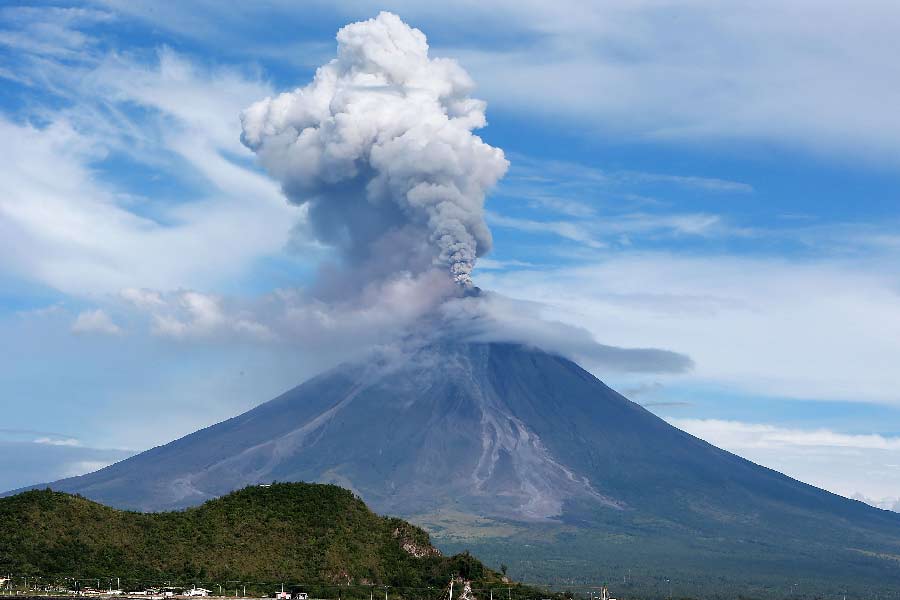 ২০২১-এর অগ্ন্যুৎপাতের থেকেও রবিবার শুরু হওয়া অগ্ন্যুৎপাত অনেক বেশি লাভা উদ্গীরণ করছে বলেও প্রশাসনের তরফে জানানো হয়েছে। তাই এই বার লাভা আরও বিস্তীর্ণ এলাকা পর্যন্ত ছড়িয়ে পড়তে পারে এবং ক্ষয়ক্ষতির পরিমাণ বাড়াতে পারে বলেও আশঙ্কা করছে প্রশাসন। 
