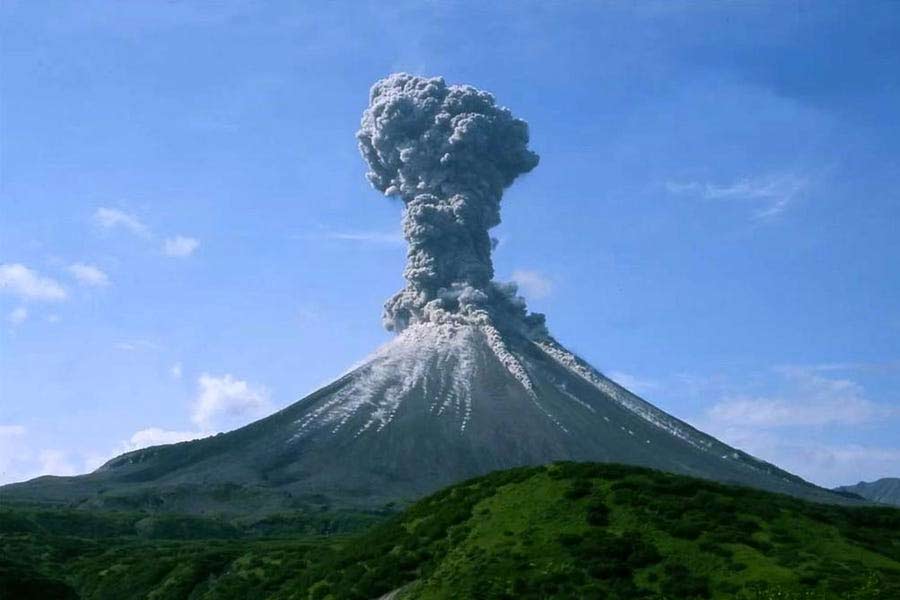 গত মাসে পূর্ব জাভার পশ্চিমে ধারাবাহিক ভূমিকম্পের পর পরই আবার জেগে ওঠে ফুটন্ত লাভা নির্গমন শুরু করে মাউন্ট সেমেরু। ইন্দোনেশিয়ার এই ধারাবাহিক ভূমিকম্পে প্রায় ৩০০ মানুষ মারা গিয়েছিলেন।