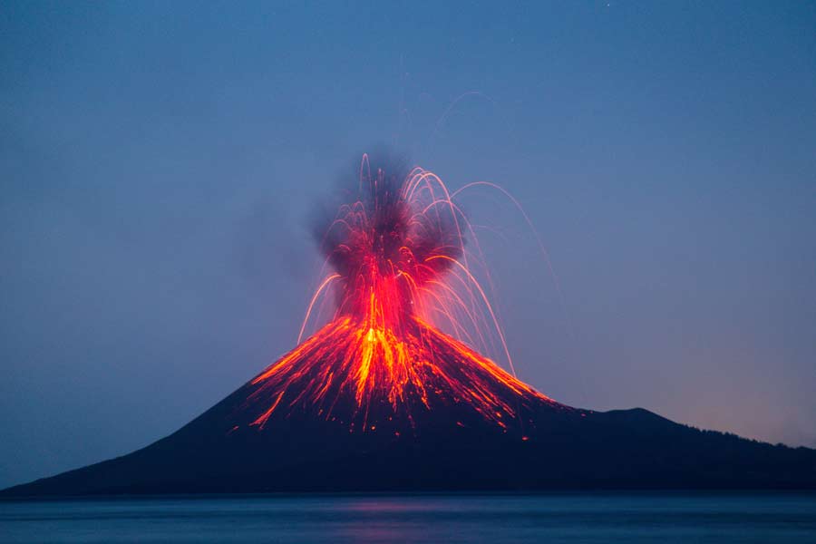 প্রসঙ্গত, মাউন্ট সেমেরুর জেগে ওঠার সপ্তাহখানেক আগে দীর্ঘ ৩৮ বছর পর জেগে উঠেছে বিশ্বের বৃহত্তম জীবন্ত আগ্নেয়গিরি মাউনা লোয়া। 