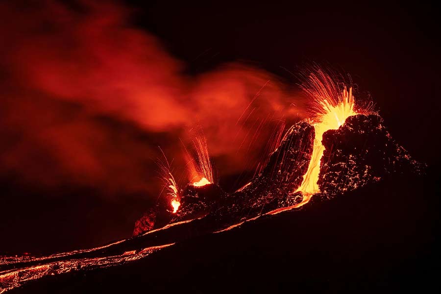 ২৭ নভেম্বর থেকে মাউনা লোয়ায় অগ্ন্যুৎপাত শুরু হয়েছে। হাওয়াই দ্বীপের একদম উত্তর-পূর্ব দিকে এই আগ্নেয়গিরি রয়েছে। 