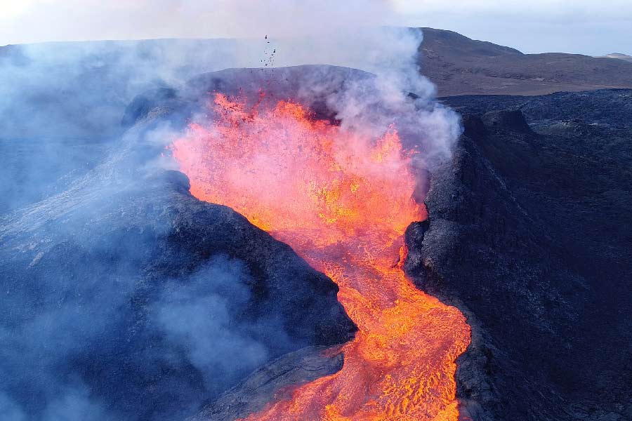 ১৯৮৪ সালে শেষ বার মাউনা লোয়ায় অগ্ন্যুৎপাত হয়েছিল। অগ্ন্যুৎপাতের ফলে উদ্গত লাভা থেকে বাঁচতে বাঁধ দেওয়ার প্রস্তুতি নিয়েছে প্রশাসন।
