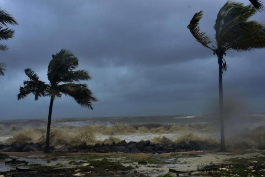 বাংলায় এর কী প্রভাব পড়বে? আলিপুর হাওয়া অফিস সূত্রে খবর, দক্ষিণ-পূর্ব বঙ্গোপসাগরে তৈরি হওয়া সুগভীর নিম্নচাপের কারণে পশ্চিমবঙ্গের বাতাসে জলীয় বাষ্পের পরিমাণ বাড়বে।
