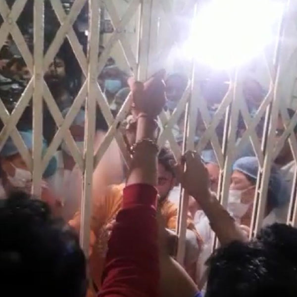 কলকাতা মেডিক্যাল কলেজে বিশৃঙ্খল পরিস্থিতি।