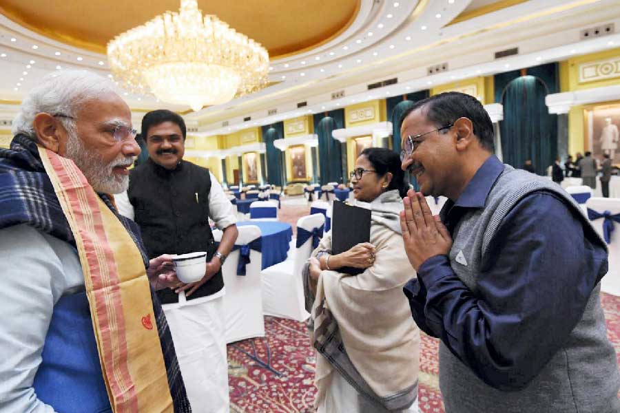 সোমবার দিল্লিতে বৈঠক শেষে চায়ের আসরে আলাপচারিতা। প্রধানমন্ত্রী মোদীর সঙ্গে মমতা, কেজরীওয়াল।