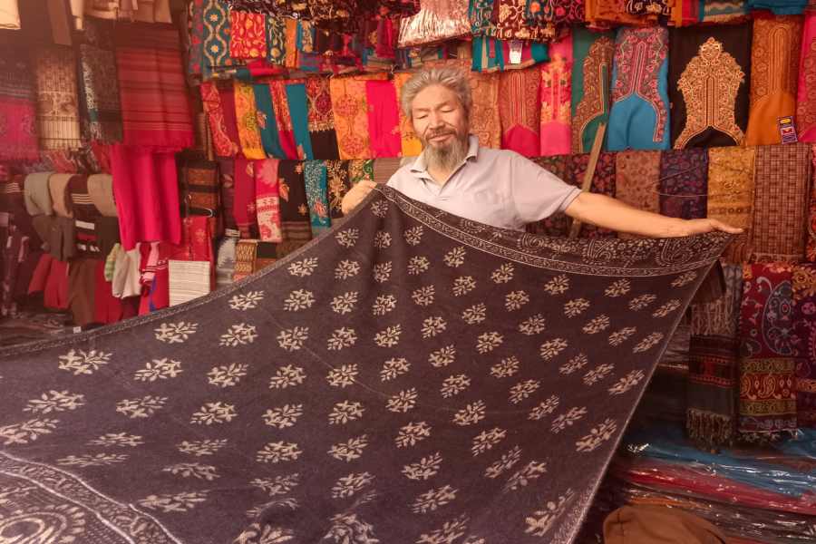 জাঁকিয়ে শীত পড়ার তোয়াক্কা না করেই বাহারি সব শীতের পোশাক নিয়ে শহরে হাজির নেপাল-ভুটান, হিমাচল প্রদেশের শীতবস্ত্র ব‍্যবসায়ীরা।