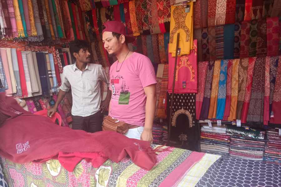 বিগত কয়েক বছর ধরে লাদাখ থেকে শীতের পোশাক বেচতে কলকাতায় আসছেন ইয়াসির ভট্ট। 