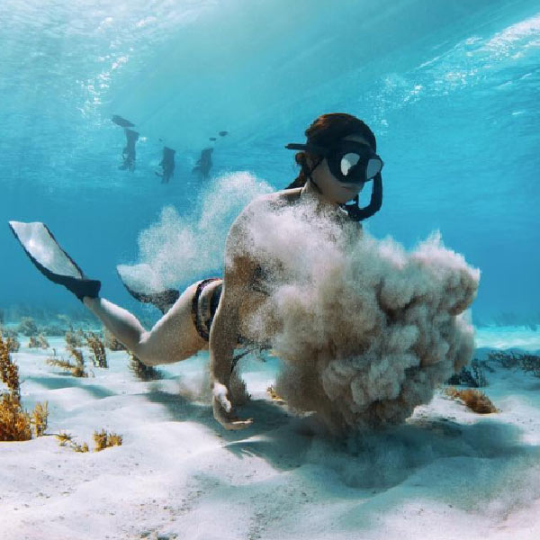 এ ছাড়া, শার্ক ডাইভিংও করে থাকেন। কাজের সূত্রে তাঁকে গভীর সমুদ্রের অন্দরমহল নিয়ে ঘাঁটাঘাঁটি করতে হয়। সমুদ্রের হাঙর ভর্তি এলাকায় তিনি ঝাঁপিয়ে পড়েন এক নিমেষে। 