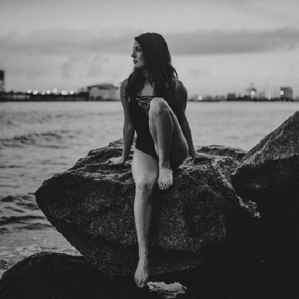 ফ্লোরিডার বাসিন্দা রোজ়ি একটি পাবলিক সেক্টরে জলসম্পদ ব্যবস্থাপক হিসাবে কাজ করেন। গবেষণার অঙ্গ হিসাবে বন্যপ্রাণ, বিশেষত সরীসৃপ এবং জলজ প্রাণীদের নিয়ে তাঁকে কাজ করতে হয়।