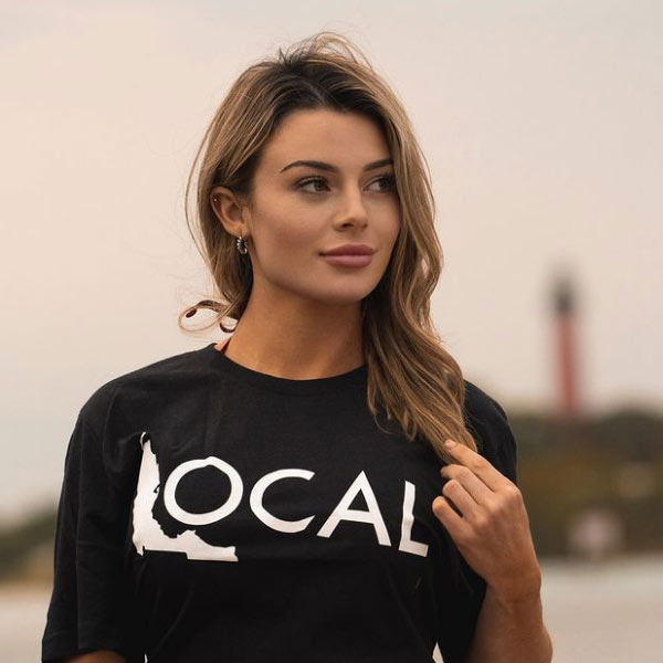 তবে জলে-জঙ্গলে ঘুরে বেড়ানো এই তরুণীর এক অন্য রূপ রয়েছে। সাপ আর কুমির ধরার পাশাপাশি রোজ়ি মডেলিংও করেন চুটিয়ে। নকশা করা পোশাক পরে, সেজেগুজে র‌্যাম্পে হাঁটেন।