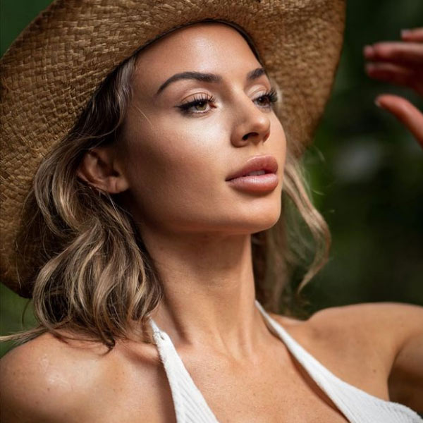 বর্তমানে আমেরিকার একাধিক পোশাক এবং পানীয় তৈরির সংস্থার সঙ্গে মডেল হিসাবে চুক্তি রয়েছে রোজ়ির। তাঁর কাজে পেশাদারিত্বের ছাপ স্পষ্ট।