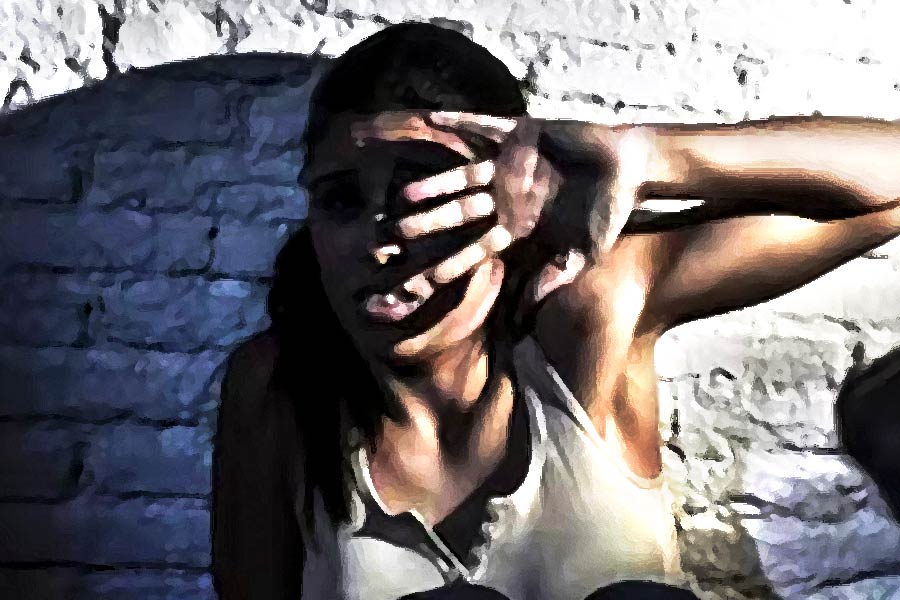 মেয়েদের উপর অতর্কিতে যৌন আক্রমণ এবং অপহরণের অভিযোগে এক যুবককে গ্রেফতার করেছে ব্রিটেনের পুলিশ। অভিযোগ, পরিকল্পনামাফিক তিনি মেয়েদের পিছু ধাওয়া করতেন। তার পর অতর্কিতে হামলে পড়তেন তাঁদের উপর।