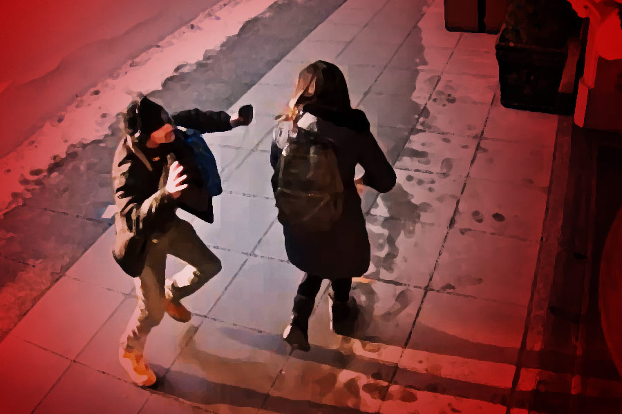 অভিযোগ, চলতি বছরের মার্চ এবং এপ্রিল মাস নাগাদ মরিসের শিকার হন কলেজপড়ুয়া এক তরুণী। কলেজ ক্যাম্পাসের ধারে ঘুরঘুর করতেন তিনি। তার পর সেখান থেকে ছাত্রীদের পিছু নিতেন।