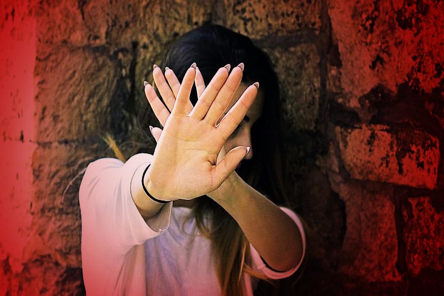 ছাত্রীদের অজান্তেই তাঁদের অনুসরণ করতেন মরিস। সুযোগ বুঝে তাঁদের উপর ঝাঁপিয়ে পড়তেন। কখনও জনমানবহীন কোনও ধোপাখানা (লন্ড্রি রুম), কখনও ফাঁকা কোনও ফ্ল্যাটে ছাত্রীদের টেনে নিয়ে যেতেন মরিস।