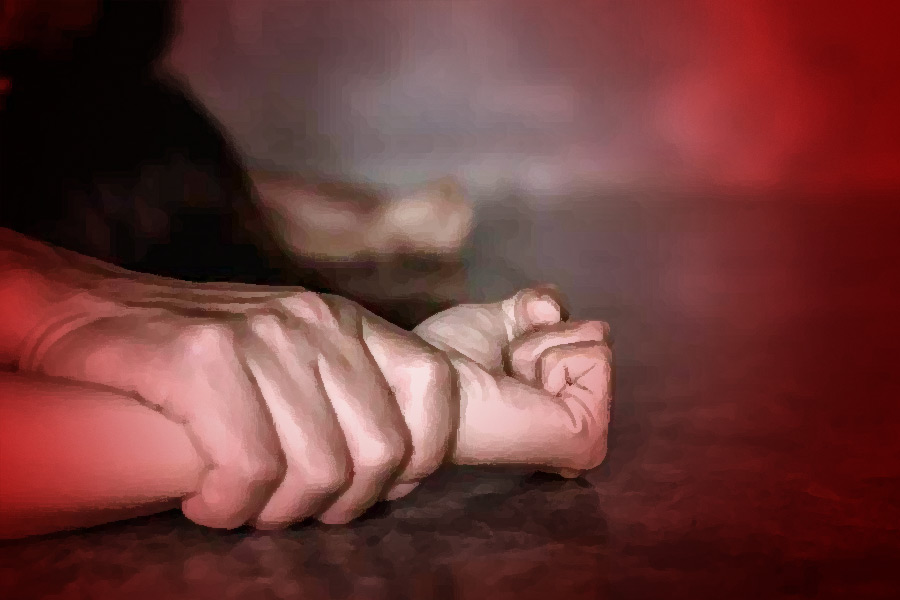 পুলিশের দাবি, মূলত শারীরিক চাহিদা মেটানোর জন্যেই মেয়েদের উপর এমন আক্রমণ করেছেন মরিস। দু’জন তরুণী তাঁর বিরুদ্ধে পুলিশের কাছে অভিযোগ দায়ের করেছেন।